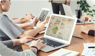 Équipe analysant des tableaux financiers sur ordinateur dans le cadre d’une révision comptable.