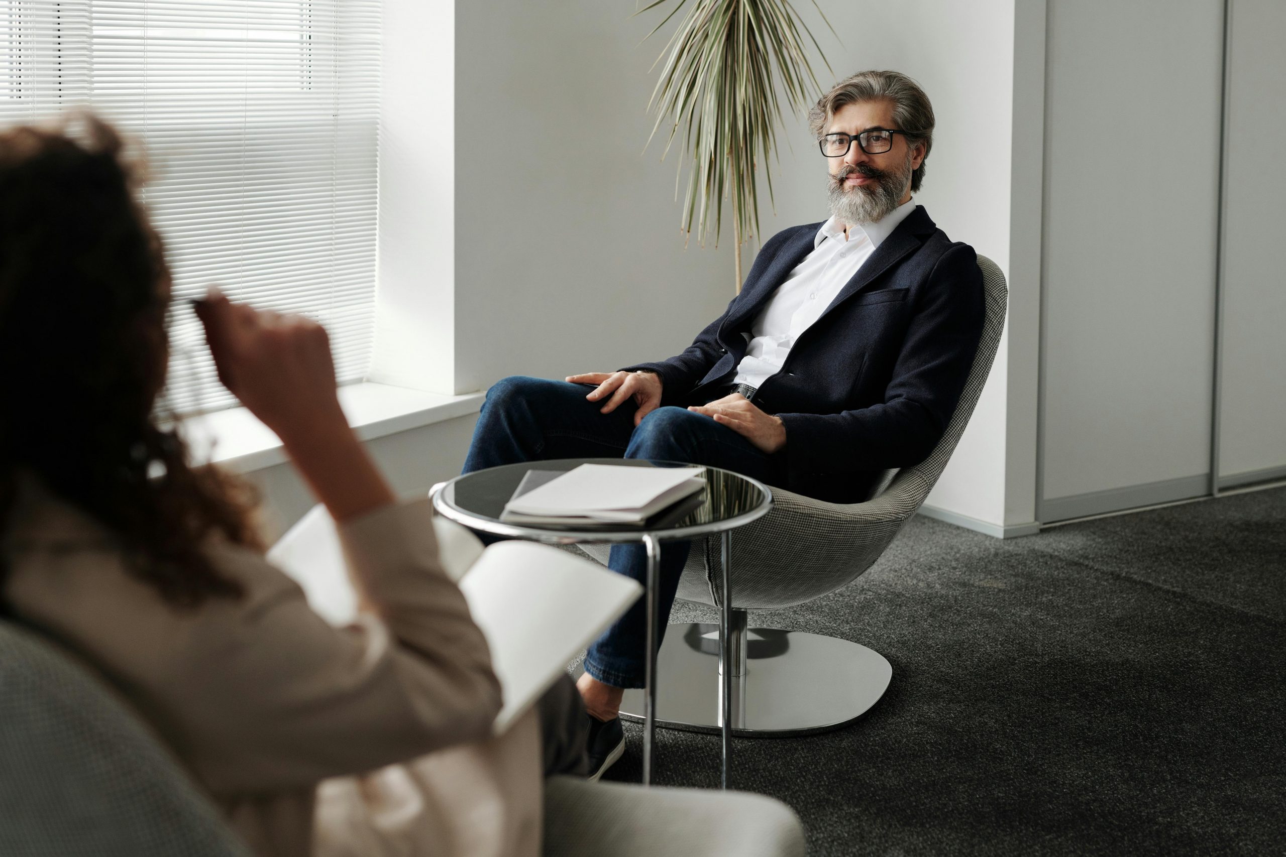 Consultation en gestion de paie entre expert et client dans un bureau professionnel