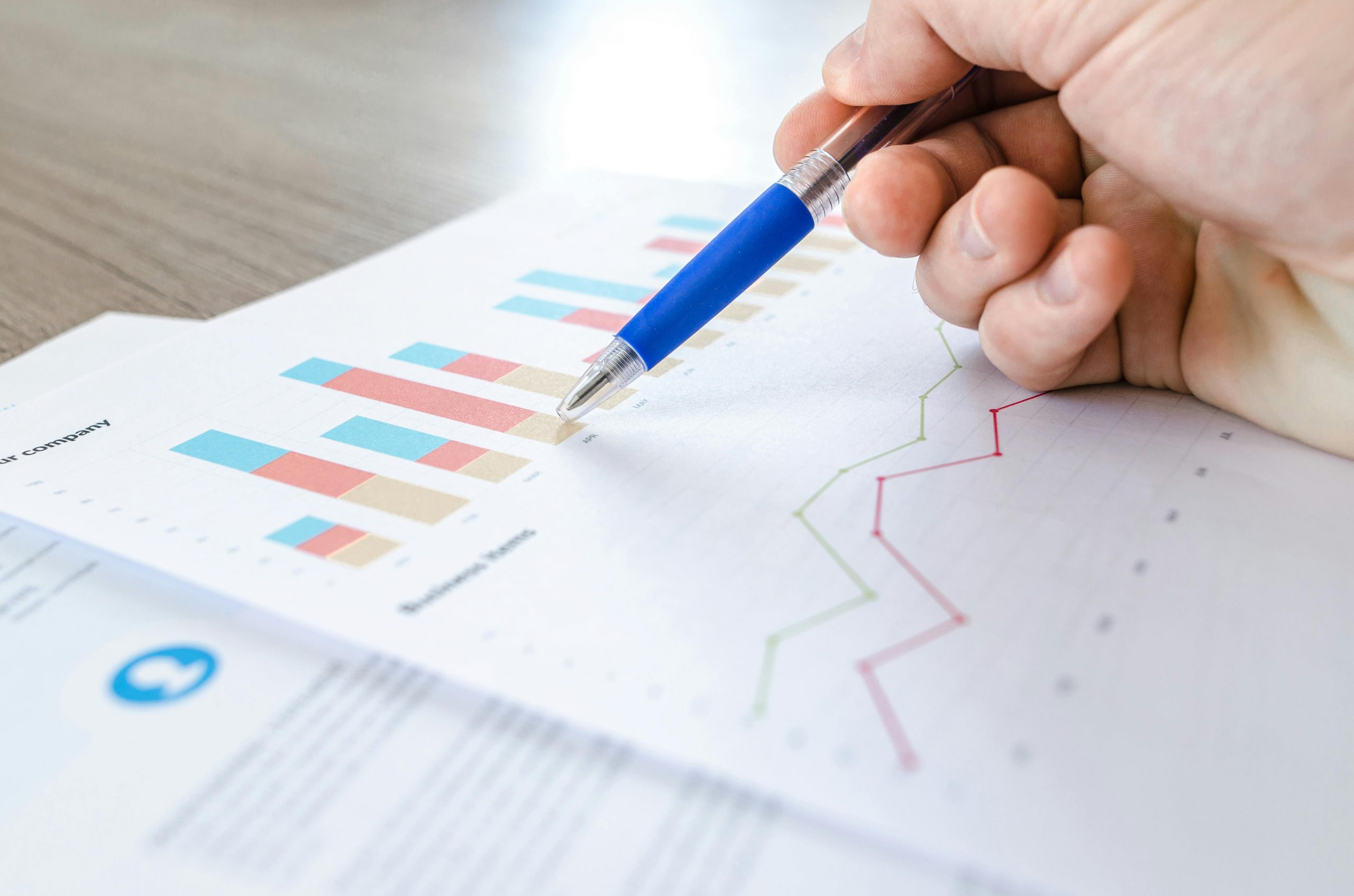 Main pointant sur un graphique de performance, indicateur clé pour la fonction de DAF