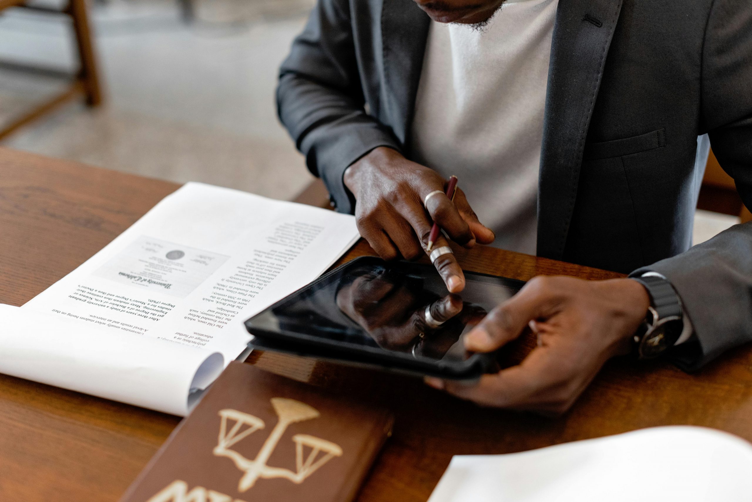 Expert-comptable accompagnant une profession libérale sur tablette avec documents juridiques et fiscaux