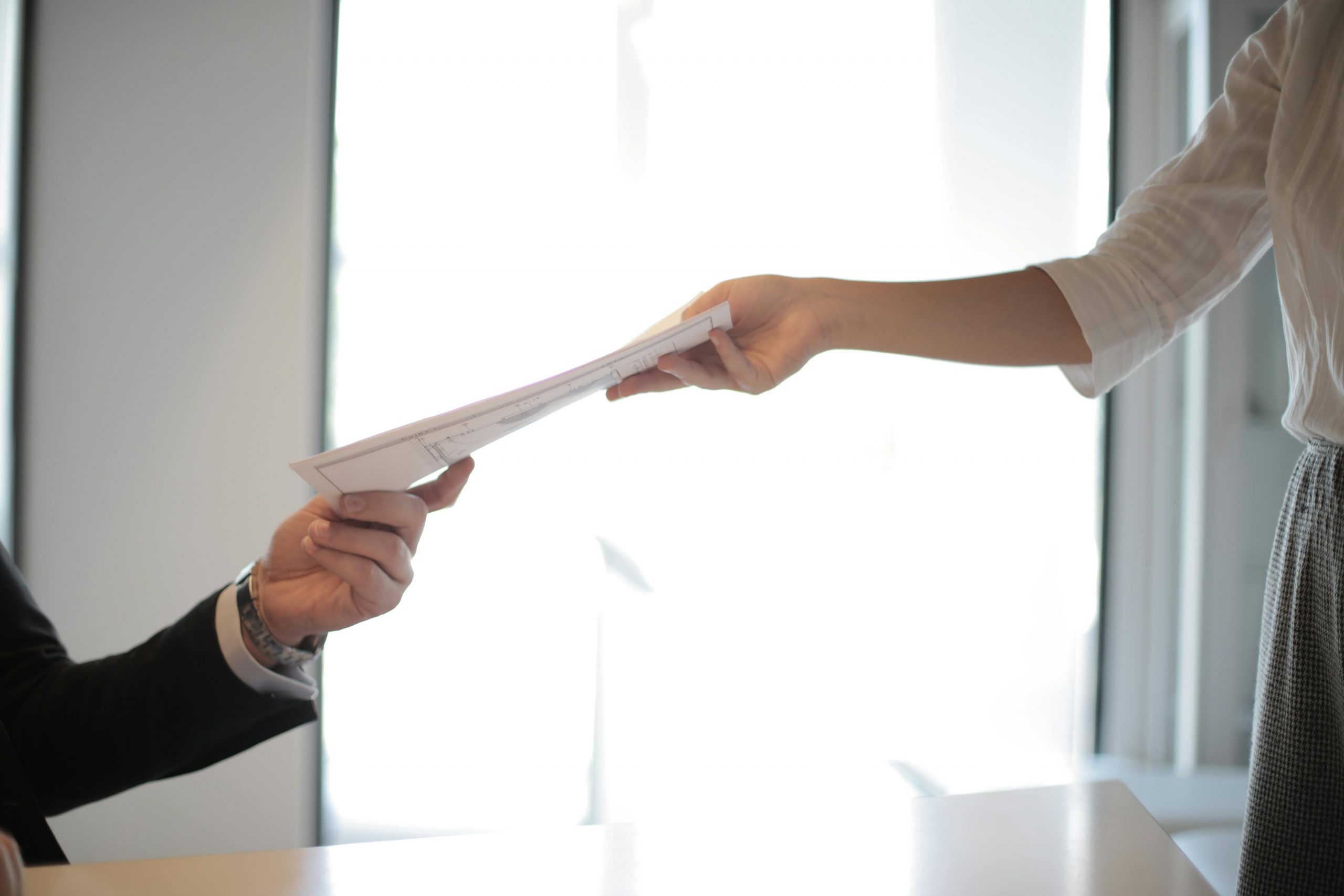 Consultation entre un DAF et un dirigeant pour un accompagnement personnalisé.