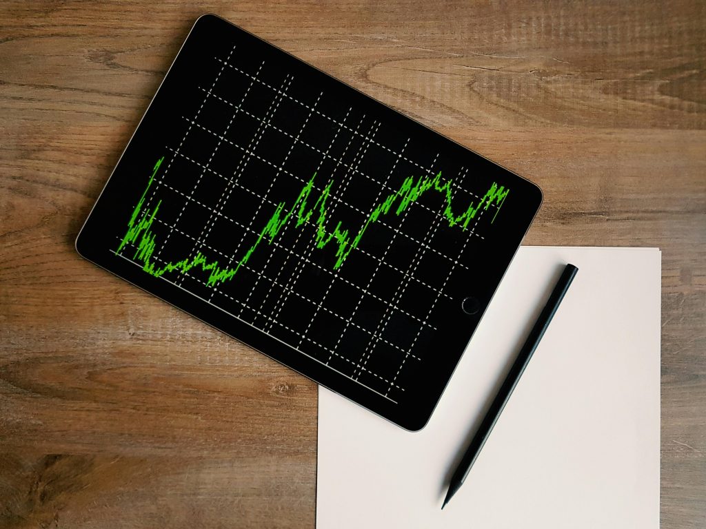Tablette affichant des données financières, outil de suivi pour un DAF en temps réel.